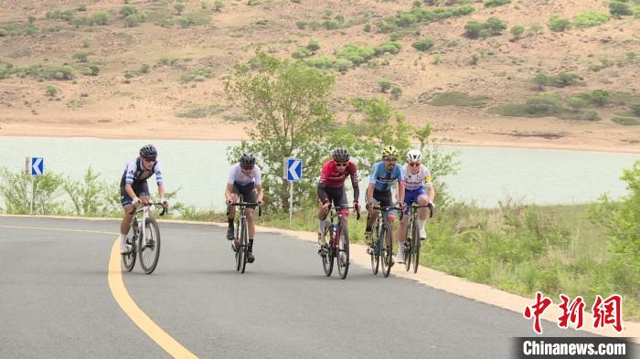 广袤草原与湖光交映的赛道上，内蒙古第十六届