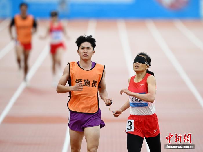 全盲“女飞人”刘翠青残特奥会斩获三冠