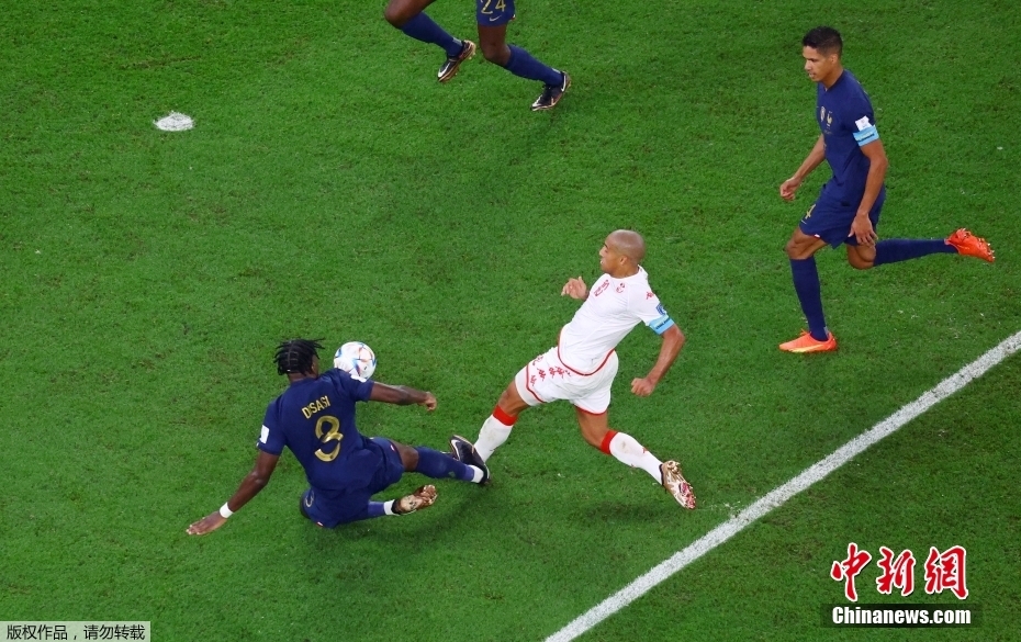 图为突尼斯队球员攻破法国队大门瞬间