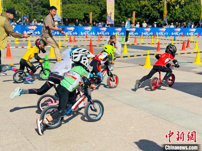 西宁站中国儿童滑步车超级联赛吸引300余名选手