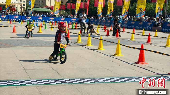西宁站中国儿童滑步车超级联赛吸引300余名选手