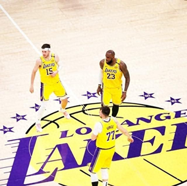 湖人双核伤退冲击季后赛，阵容深度成关键变量